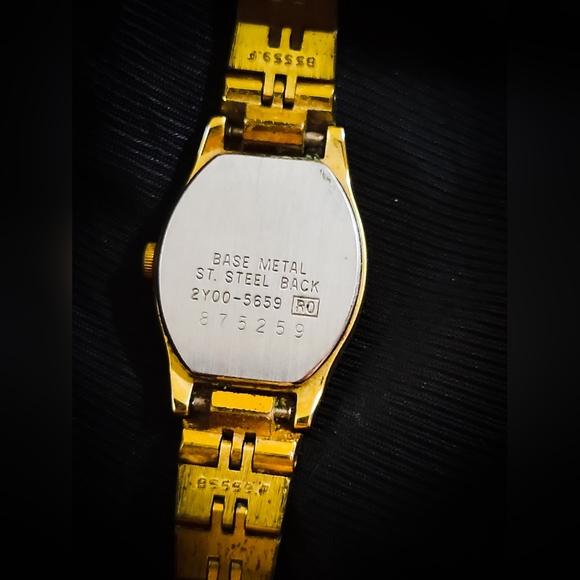 LOT OF 2 - Vintage Seiko Quartz Women's watches - Needs batteries - Picture 4 of 12